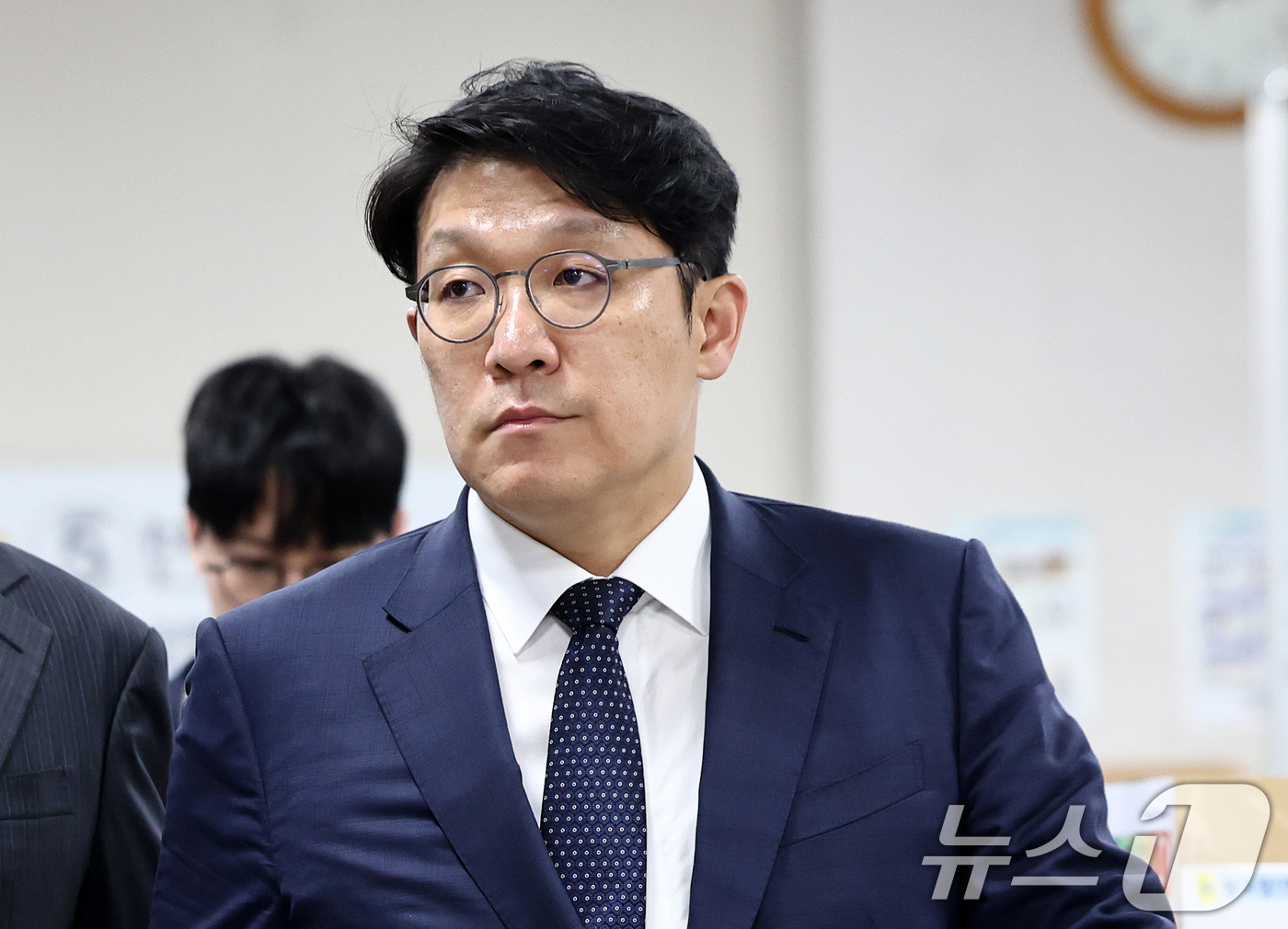 (서울=뉴스1) 최지환 기자 = 김건희 씨에게 고가의 그림을 건넨 혐의를 받는 김상민 전 부장검사가 서울 서초구 서울고등법원에서 열린 항소심 선고 공판에 출석하고 있다.김 전 부장 …
