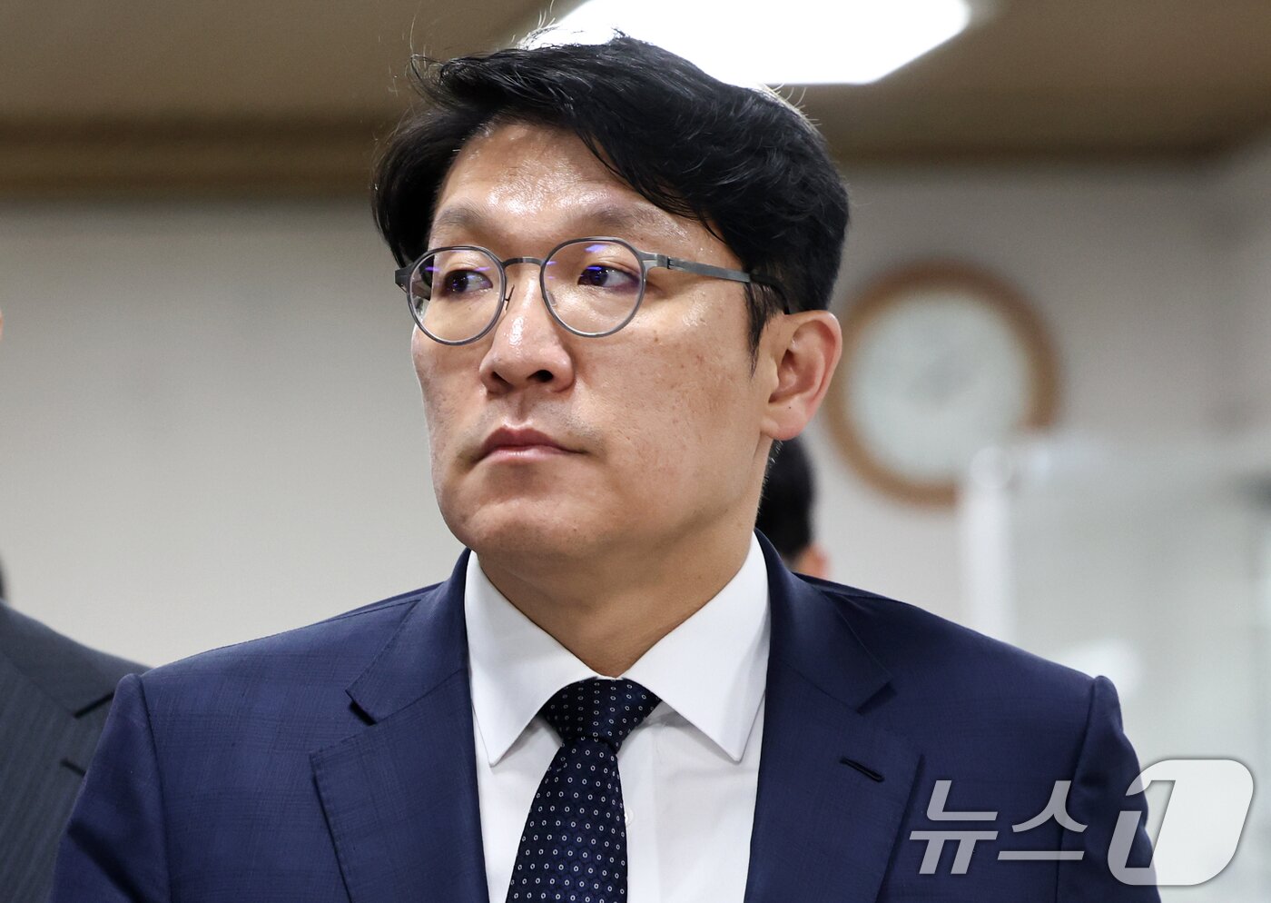 본문 이미지 - 김건희 씨에게 고가의 그림을 건넨 혐의를 받는 김상민 전 부장검사가 서울 서초구 서울고등법원에서 열린 항소심 선고 공판에 출석하고 있다. 김 전 부장검사는 김씨의 친오빠를 통해 1억 4천만원에 달하는 이우환 화백 작품을 전달해 22대 국회의원 총선 공천과 국가정보원 법률특보 임명 과정에서 도움을 받은 혐의를 받고 있다. 2026.5.8 ⓒ 뉴스1 최지환 기자