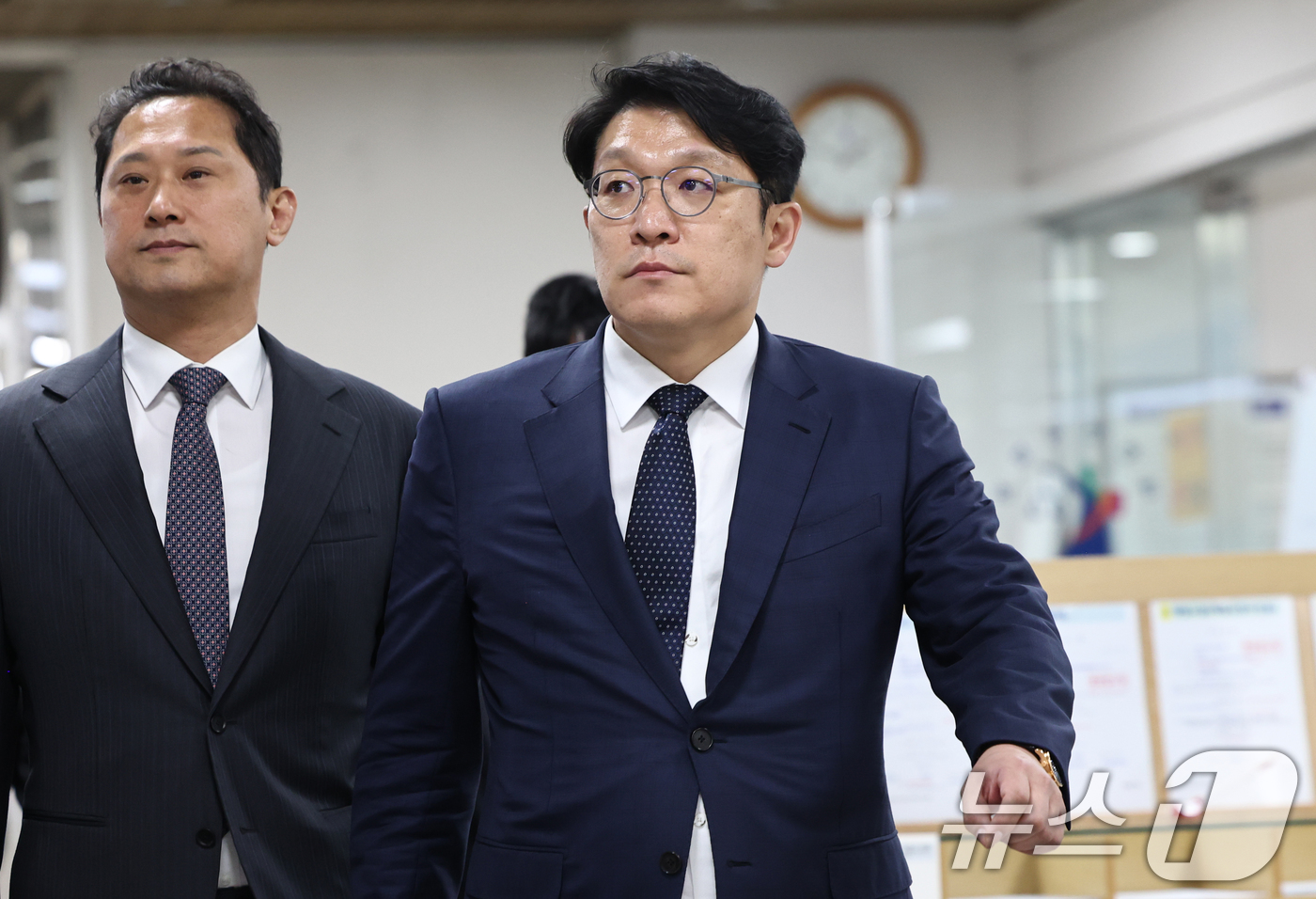 (서울=뉴스1) 최지환 기자 = 김건희 씨에게 고가의 그림을 건넨 혐의를 받는 김상민 전 부장검사가 서울 서초구 서울고등법원에서 열린 항소심 선고 공판에 출석하고 있다.김 전 부장 …