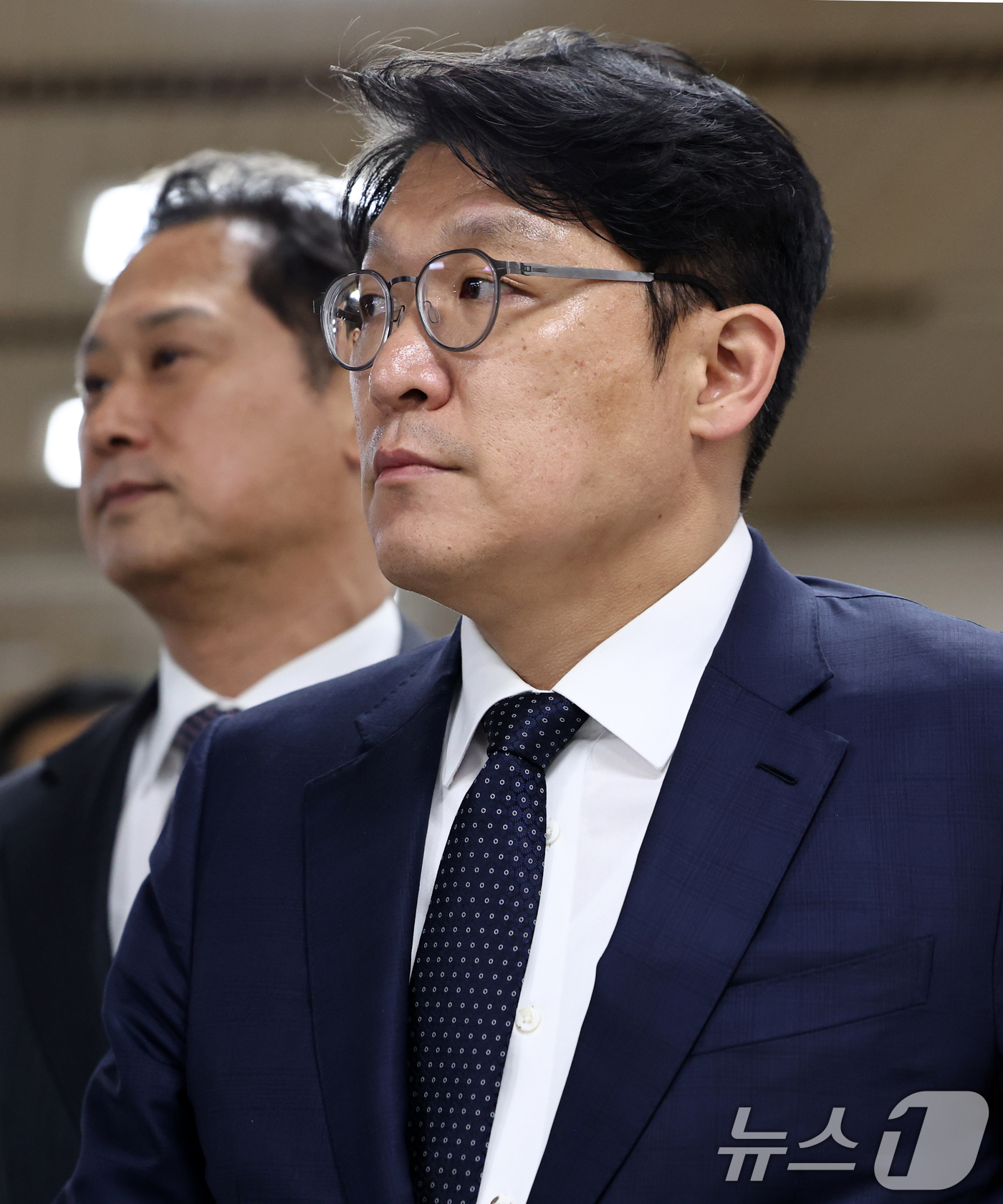 (서울=뉴스1) 최지환 기자 = 김건희 씨에게 고가의 그림을 건넨 혐의를 받는 김상민 전 부장검사가 서울 서초구 서울고등법원에서 열린 항소심 선고 공판에 출석하고 있다.김 전 부장 …
