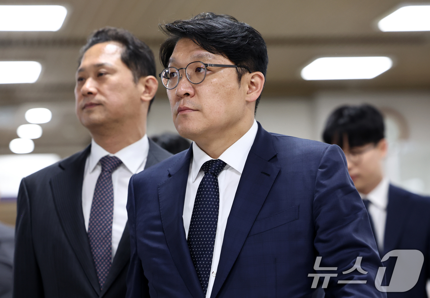 (서울=뉴스1) 최지환 기자 = 김건희 씨에게 고가의 그림을 건넨 혐의를 받는 김상민 전 부장검사가 서울 서초구 서울고등법원에서 열린 항소심 선고 공판에 출석하고 있다.김 전 부장 …
