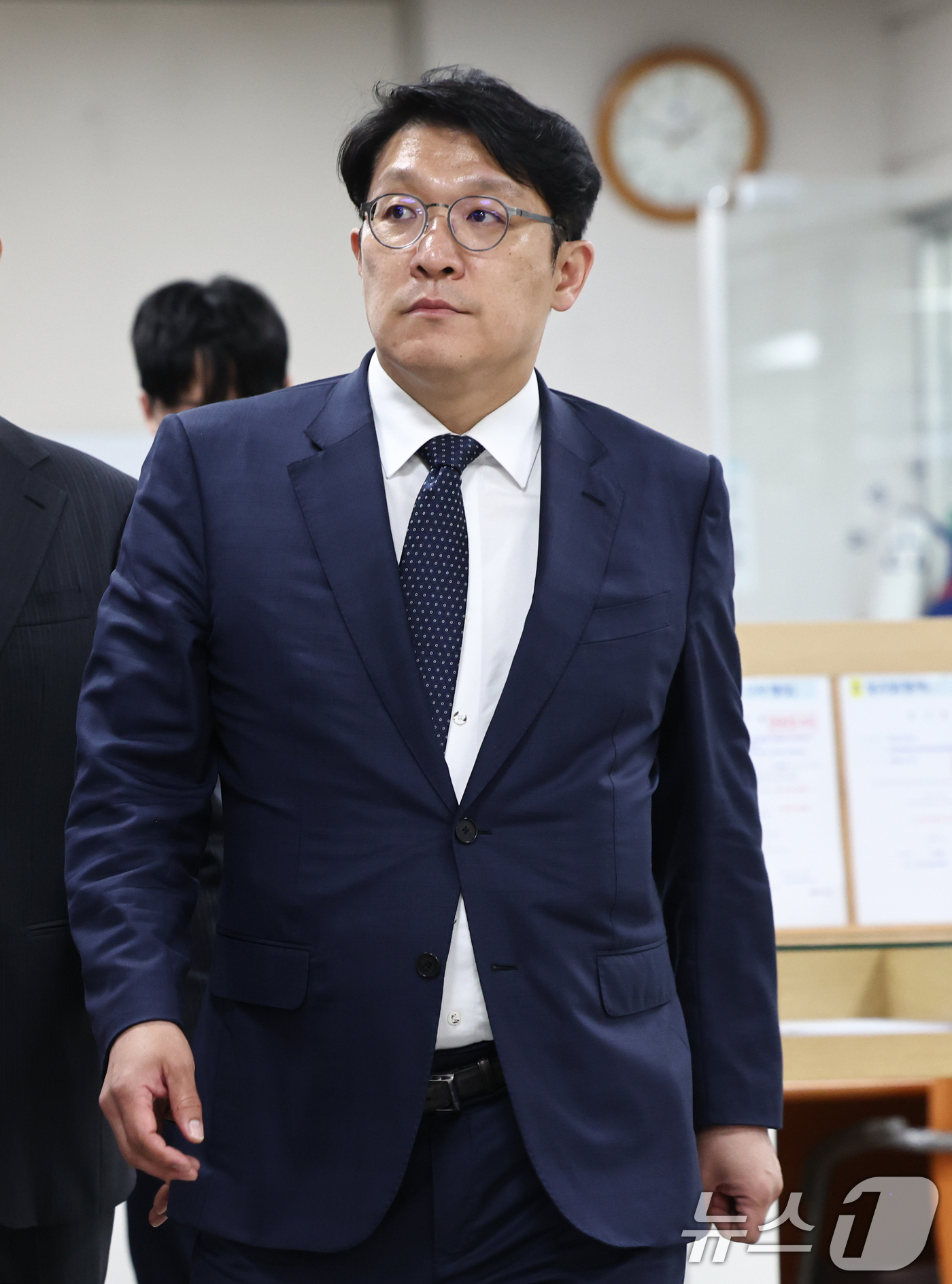 (서울=뉴스1) 최지환 기자 = 김건희 씨에게 고가의 그림을 건넨 혐의를 받는 김상민 전 부장검사가 서울 서초구 서울고등법원에서 열린 항소심 선고 공판에 출석하고 있다.김 전 부장 …