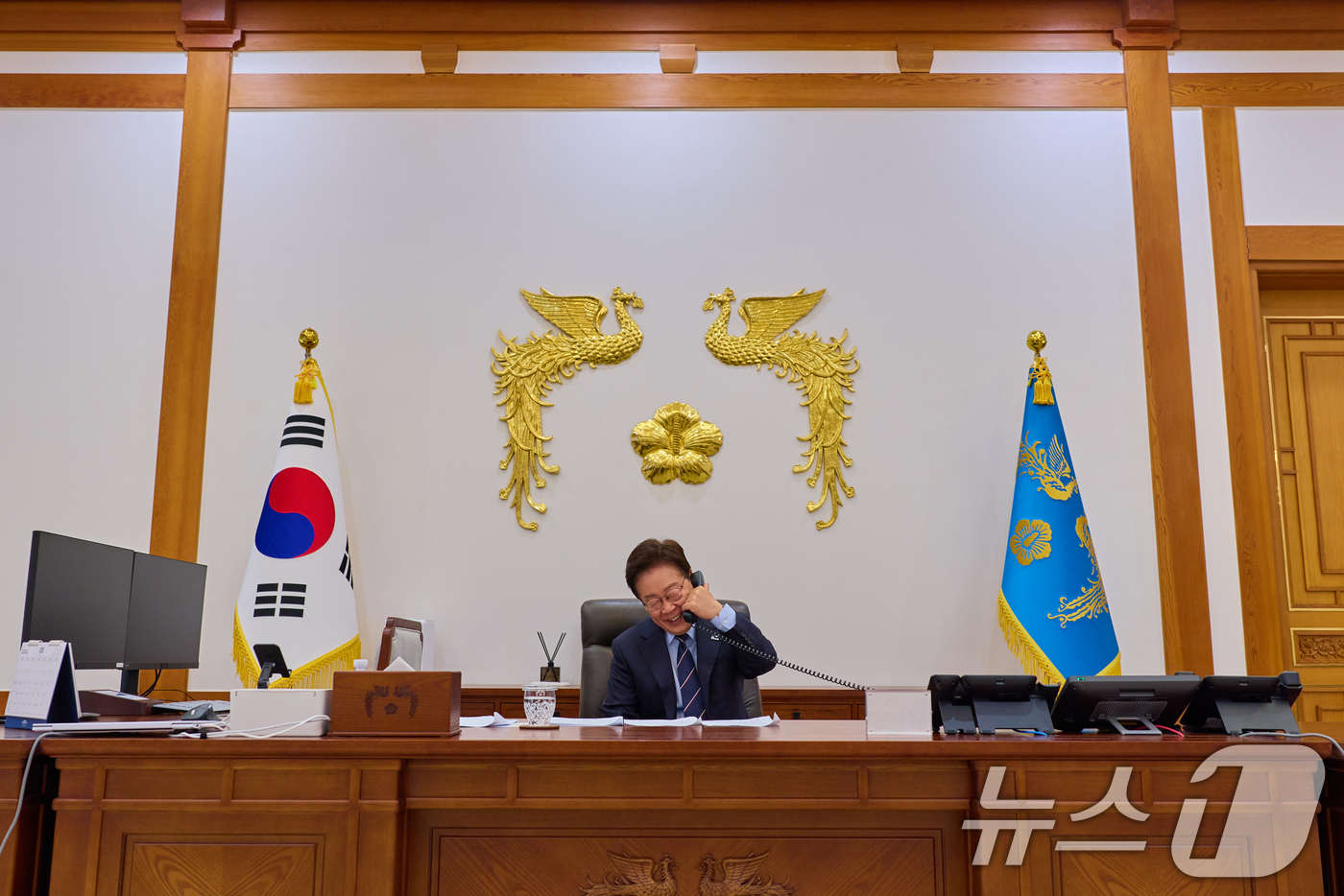 (서울=뉴스1) 허경 기자 = 이재명 대통령이 8일 서울 청와대에서 마크 카니 캐나다 총리와 전화 통화를 하고 있다. (청와대 제공. 재판매 및 DB 금지) 2026.5.8/뉴스1 …