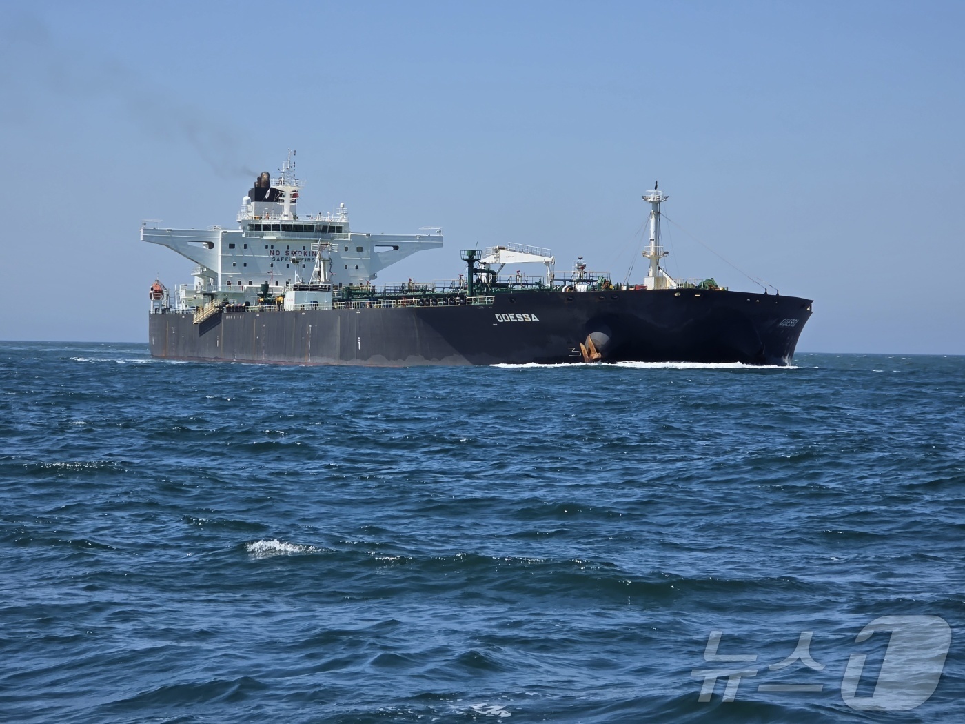 (서산=뉴스1) 김기태 기자 = 호르무즈 해협을 통과한 몰타 선적 오데사(ODESSA)호가 8일 충남 서산 대산 앞바다로 들어오고 있다. (한국도선사협회 대산항도선사회 제공. 재판 …