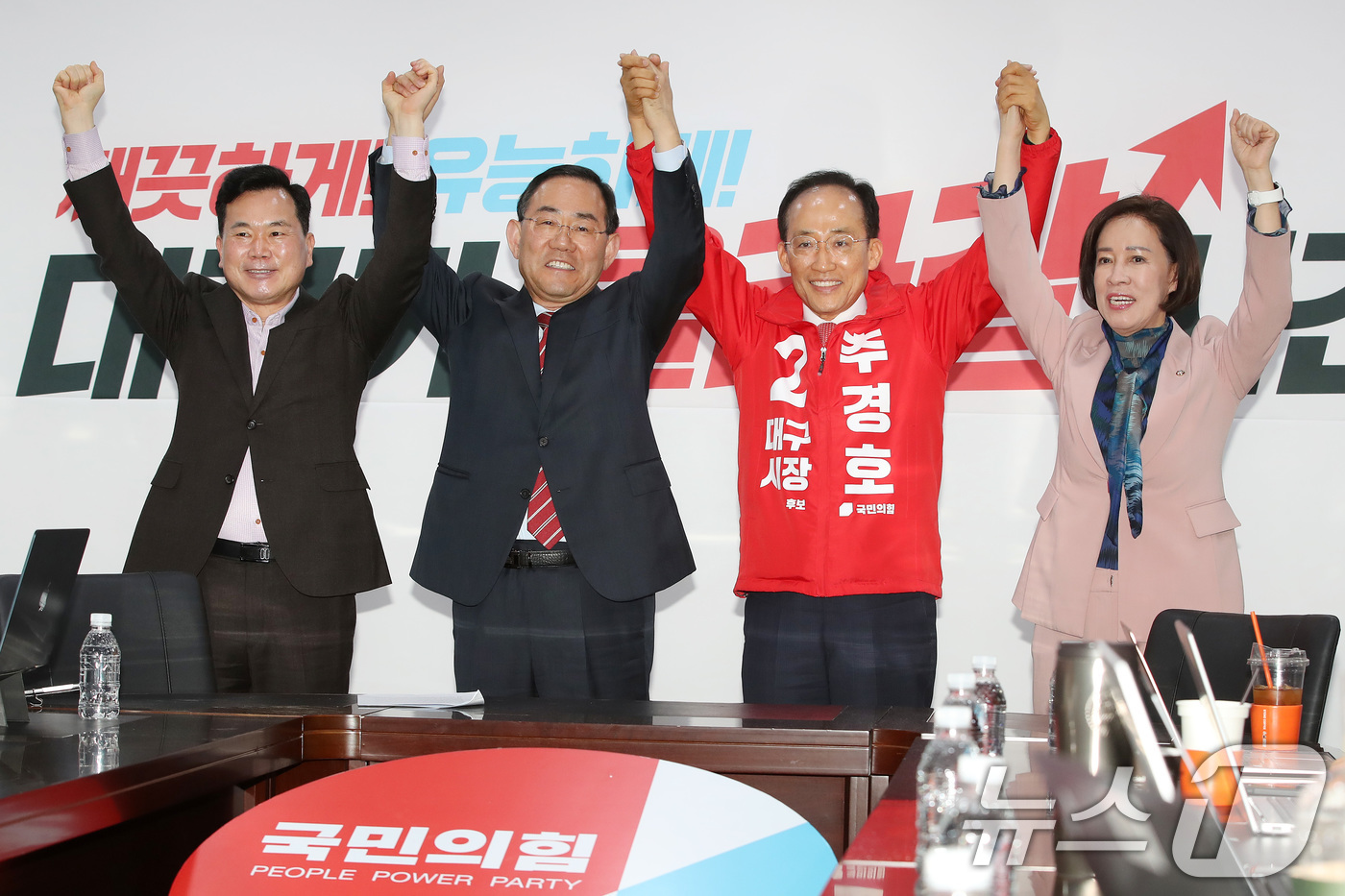 (대구=뉴스1) 공정식 기자 = 주호영 국회부의장이 8일 오후 대구 수성구 국민의힘 대구시당에서 6·3 지방선거 대구시장 선거대책위원회 총괄선거대책위원장 수락의 뜻을 밝힌 뒤 추경 …