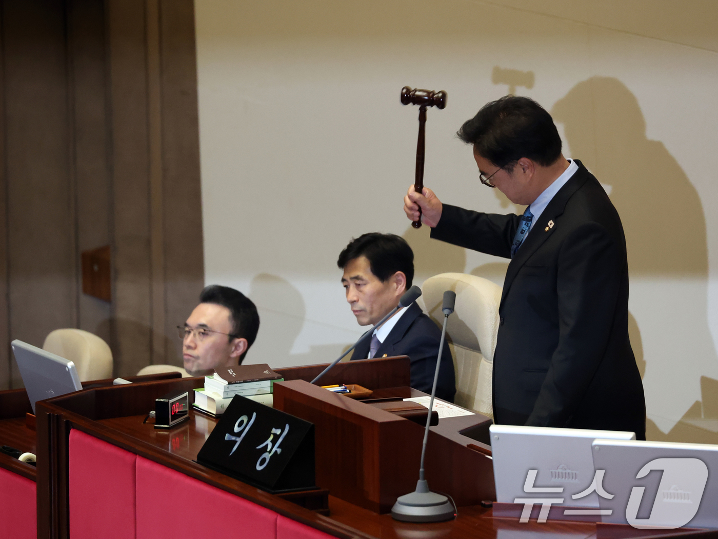 (서울=뉴스1) 황기선 기자 = 우원식 국회의장이 8일 오후 서울 여의도 국회에서 열린 제435회 국회(임시회) 제2차 본회의에서 헌법개정안을 상정하지 않겠다는 입장을 밝힌 뒤 산 …