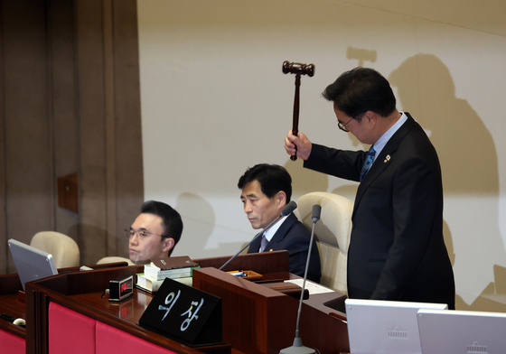 "개헌안 상정 안한다" 거세게 의사봉 내리치는 우원식