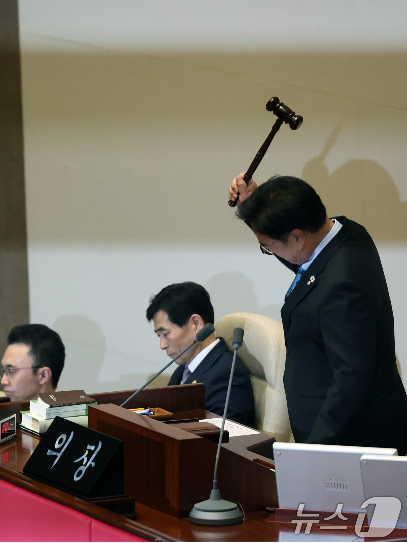 (서울=뉴스1) 황기선 기자 = 우원식 국회의장이 8일 오후 서울 여의도 국회에서 열린 제435회 국회(임시회) 제2차 본회의에서 헌법개정안을 상정하지 않겠다는 입장을 밝힌 뒤 산 …
