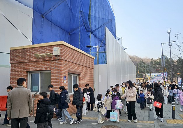 임태희, 초등생 등하교 알려주는 '안심알리미' 전학년 확대 안착