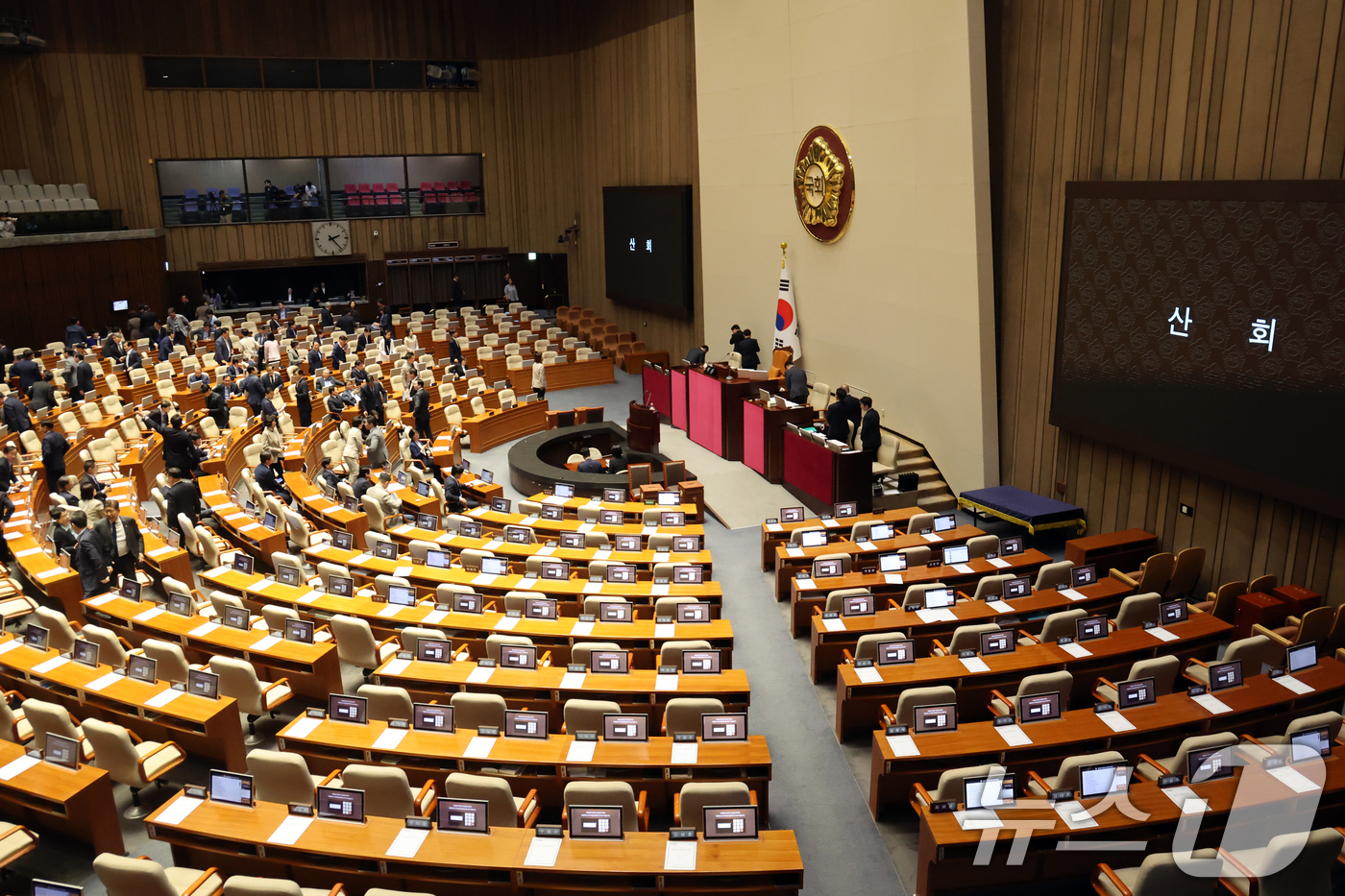 (서울=뉴스1) 황기선 기자 = 8일 오후 서울 여의도 국회에서 열린 제435회 국회(임시회) 제2차 본회의에서 산회가 선포되자 의원들이 퇴장하고 있다.우원식 국회의장은 이날 국민 …