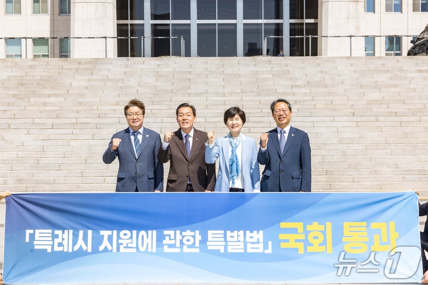 본문 이미지 - 이재준 경기 수원시장(왼쪽 두 번째)이 8일 국회 소통관에서 백혜련(수원을)·김승원(수원갑)·염태영(수원무) 의원과 함께 '특례시 지원에 관한 특별법 국회 통과 환영 기자회견'을 가진 후 기념촬영을 하고 있다. (수원시 제공. 재판매 및 DB 금지) 2026.5.8/뉴스1 