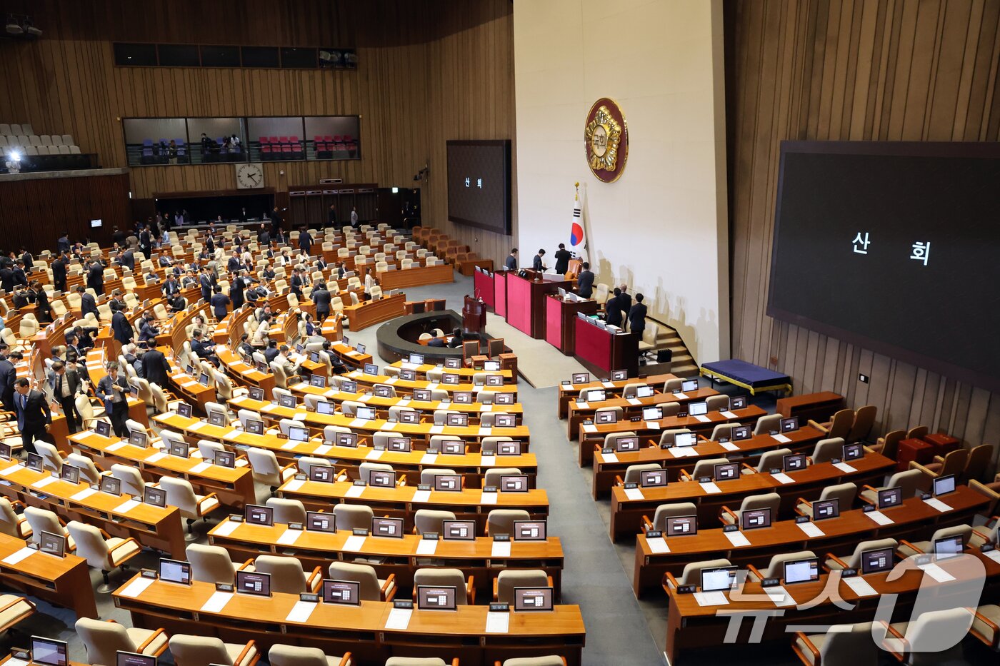 본문 이미지 - 8일 오후 서울 여의도 국회에서 열린 제435회 국회(임시회) 제2차 본회의에서 산회가 선포되자 의원들이 퇴장하고 있다. 우원식 국회의장은 이날 국민의힘의 필리버스터 계획을 질타하면서 "개헌안(헌법 개정안)을 상정하지 않겠다＂고 밝혔다. 2026.5.8 ⓒ 뉴스1 황기선 기자