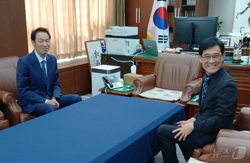 (원주=뉴스1) 신관호 기자 = 우상호 더불어민주당 민선 9기 강원특별자치도지사 후보가 8일 원주시의회에서 국민의힘을 탈당해 무소속인 조용기 원주시의장을 만나 지역 현안에 대해 의 …