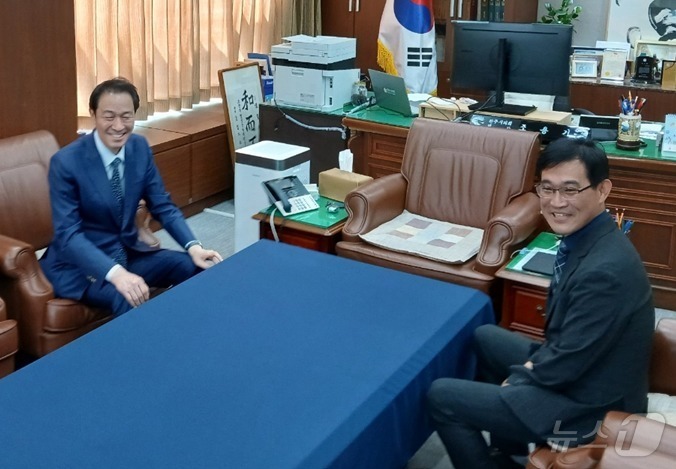 (원주=뉴스1) 신관호 기자 = 우상호 더불어민주당 민선 9기 강원특별자치도지사 후보가 8일 원주시의회에서 국민의힘을 탈당해 무소속인 조용기 원주시의장을 만나 지역 현안에 대해 의 …