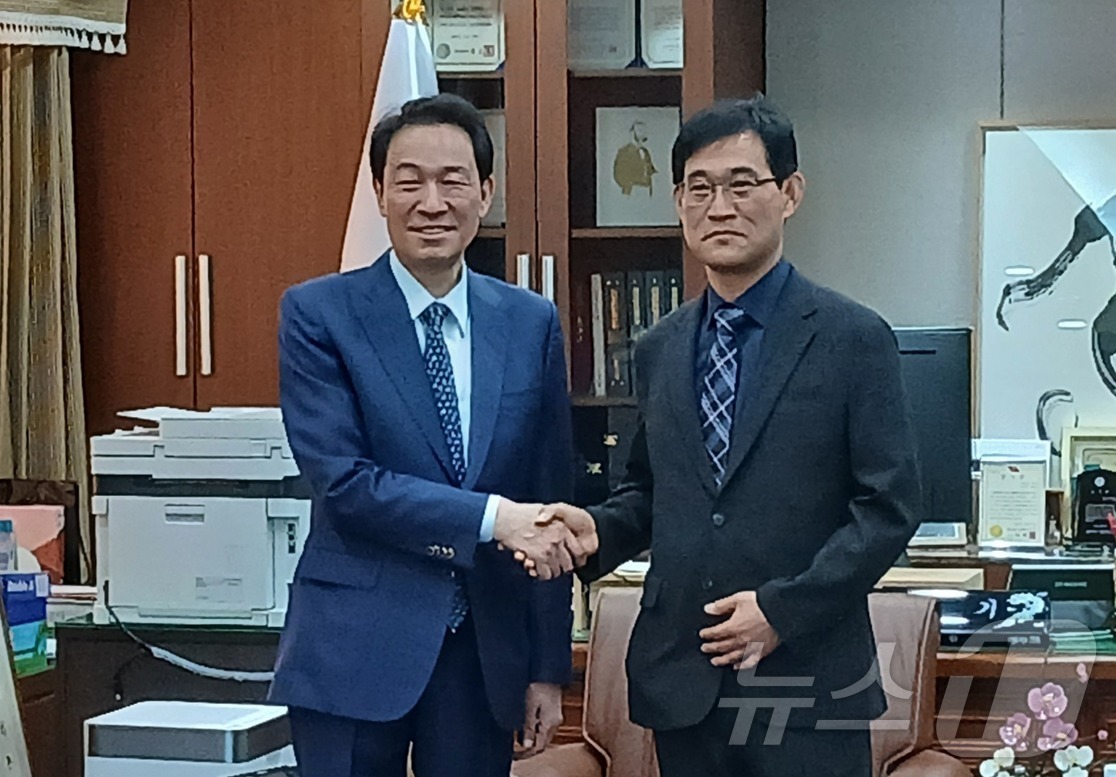(원주=뉴스1) 신관호 기자 = 우상호 더불어민주당 민선 9기 강원특별자치도지사 후보가 8일 원주시의회에서 국민의힘을 탈당해 무소속인 조용기 원주시의장을 만나 지역 현안에 대해 의 …