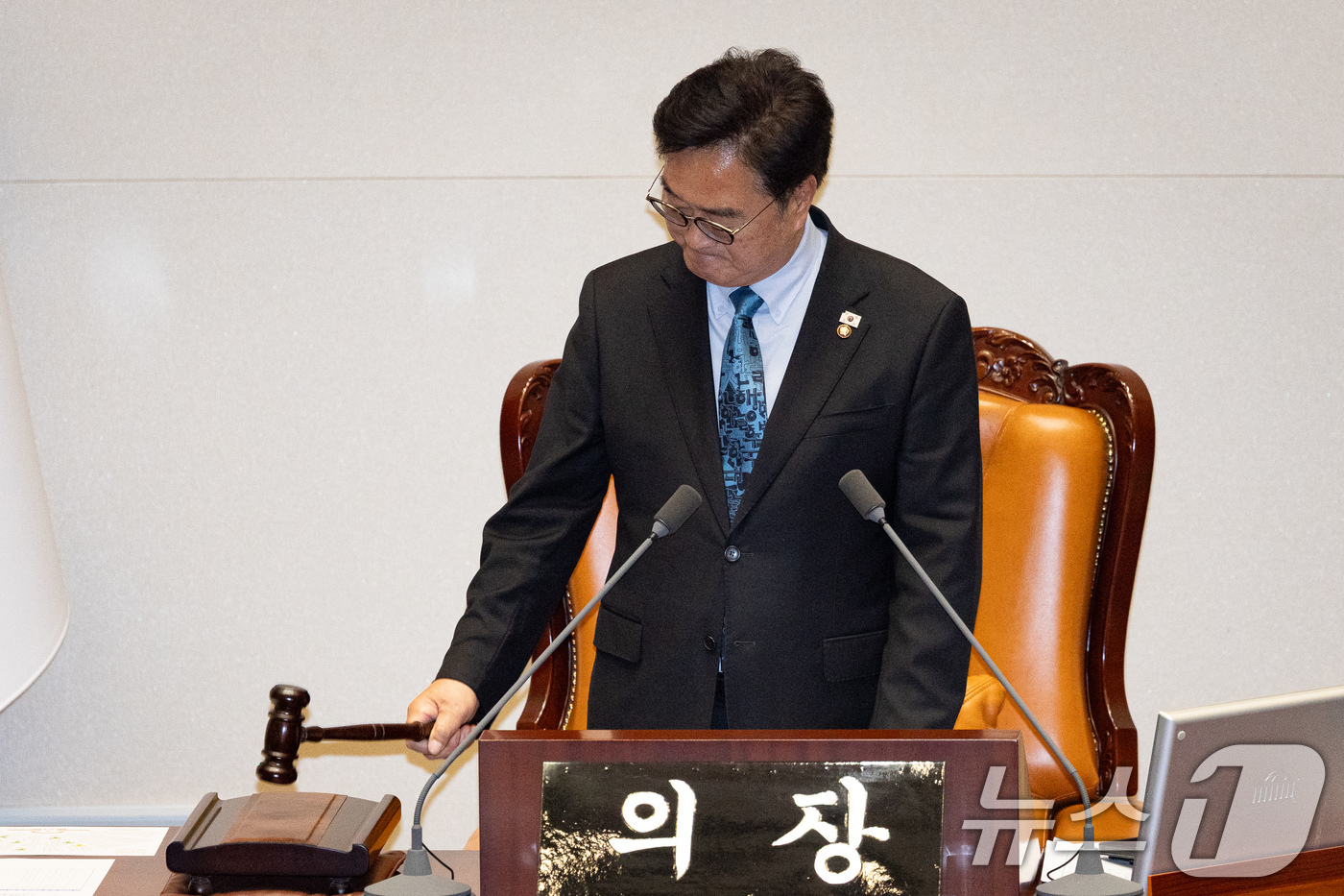 (서울=뉴스1) 유승관 기자 = 우원식 국회의장이 8일 서울 여의도 국회에서 열린 제435회 국회(임시회) 제2차 본회의에서 의사봉을 두드리고 있다.우 의장은 이날 본회의에서 헌법 …