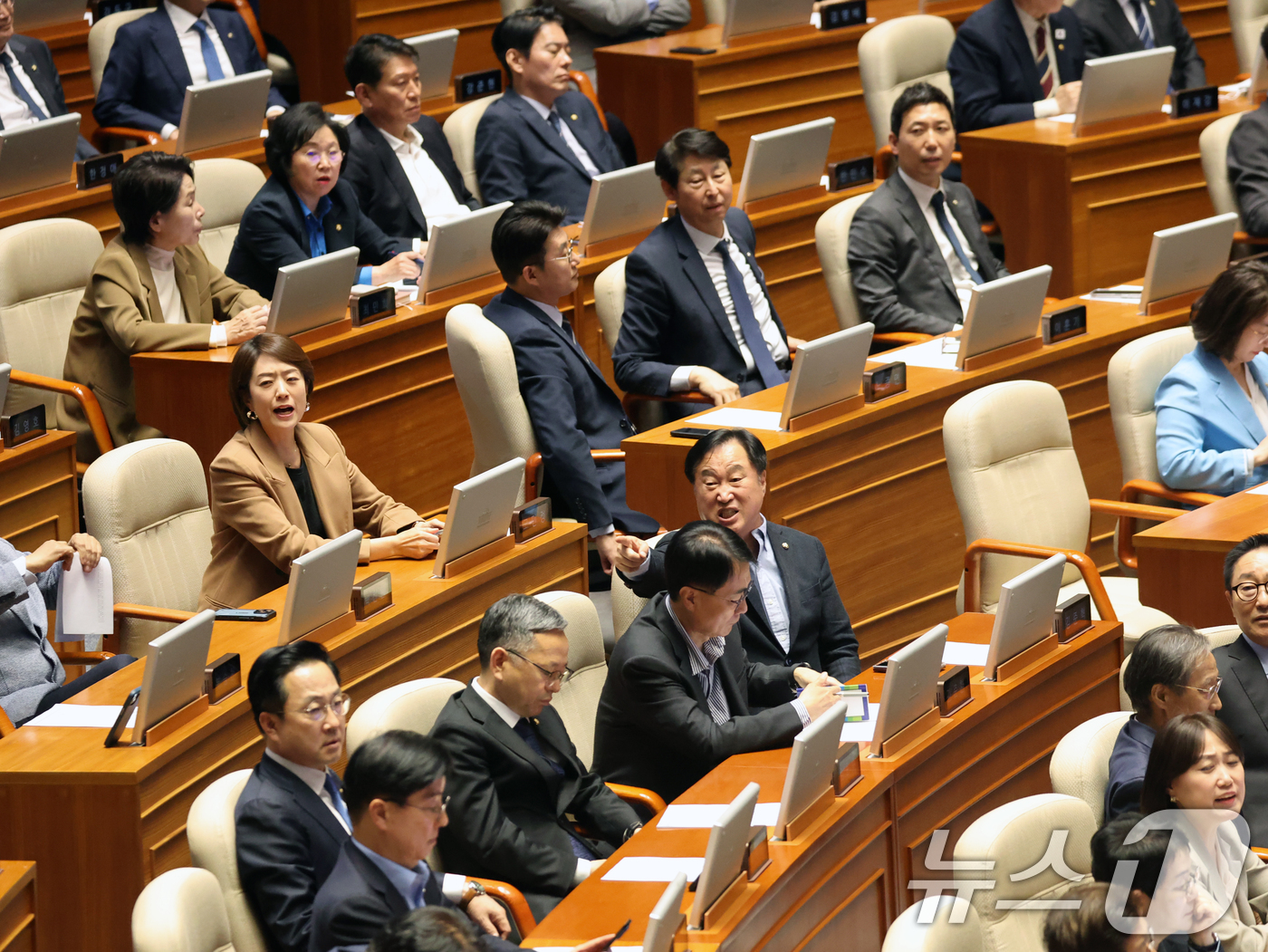 (서울=뉴스1) 황기선 기자 = 더불어민주당 의원들이 8일 오후 서울 여의도 국회에서 열린 제435회 국회(임시회) 제2차 본회의에서 국민의힘 의원들에게 항의하고 있다. 2026. …