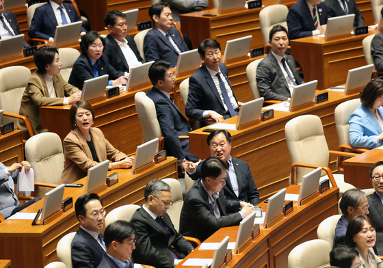 野의원 들에게항의하는 與