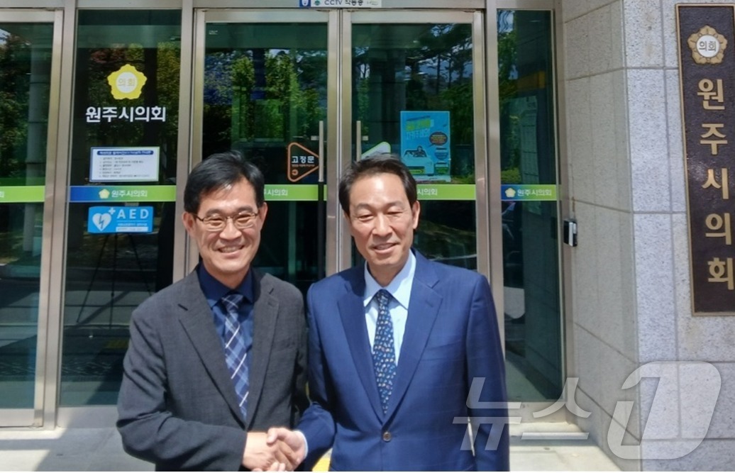 (원주=뉴스1) 신관호 기자 = 우상호 더불어민주당 민선 9기 강원특별자치도지사 후보가 8일 원주시의회에서 국민의힘을 탈당해 무소속인 조용기 원주시의장을 만나 지역 현안에 대해 의 …