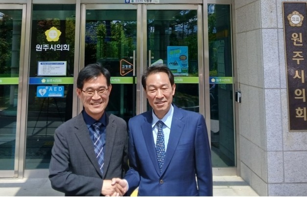 "반갑습니다"…조용기 원주시의장과 손잡은 우상호