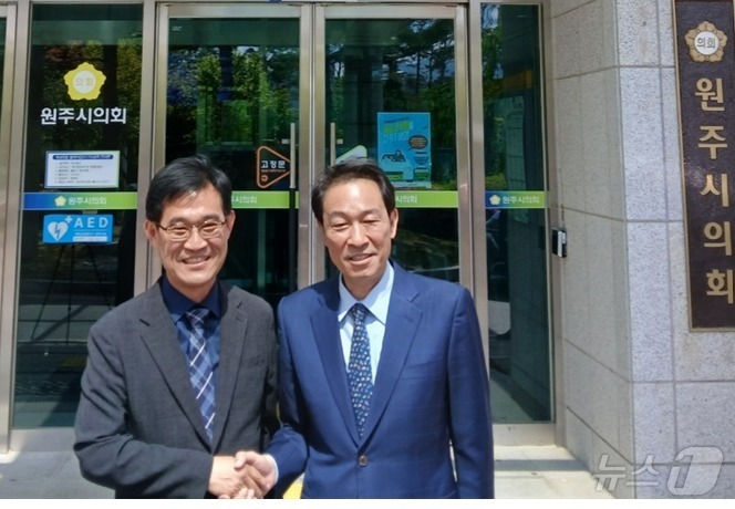 (원주=뉴스1) 신관호 기자 = 우상호 더불어민주당 민선 9기 강원특별자치도지사 후보가 8일 원주시의회에서 국민의힘을 탈당해 무소속인 조용기 원주시의장을 만나 지역 현안에 대해 의 …