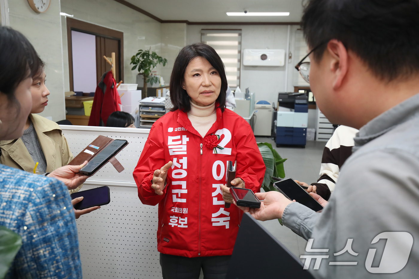 (대구=뉴스1) 공정식 기자 = 대구 달성군 국회의원 보궐선거에 출마하는 이진숙 전 방송통신위원장이 8일 오후 대구 수성구 국민의힘 대구시당에서 기자들과 만나 각오를 밝히고 있다. …