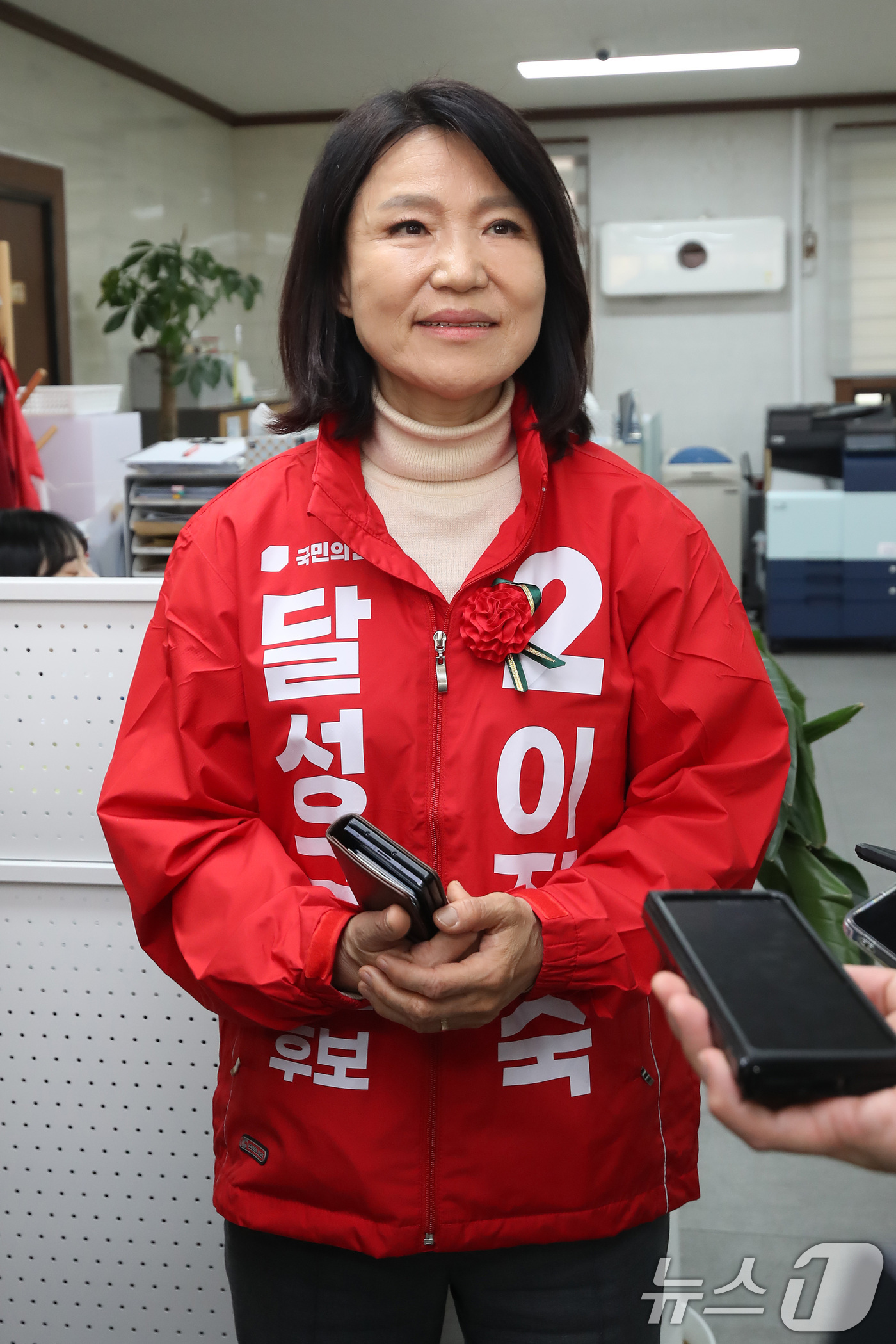 (대구=뉴스1) 공정식 기자 = 대구 달성군 국회의원 보궐선거에 출마하는 이진숙 전 방송통신위원장이 8일 오후 대구 수성구 국민의힘 대구시당에서 기자들과 만나 각오를 밝히고 있다. …