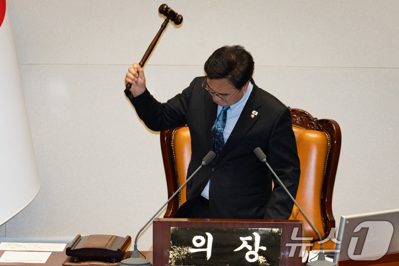 (서울=뉴스1) 유승관 기자 = 우원식 국회의장이 8일 서울 여의도 국회에서 열린 제435회 국회(임시회) 제2차 본회의에서 의사봉을 두드리고 있다.우 의장은 이날 본회의에서 헌법 …