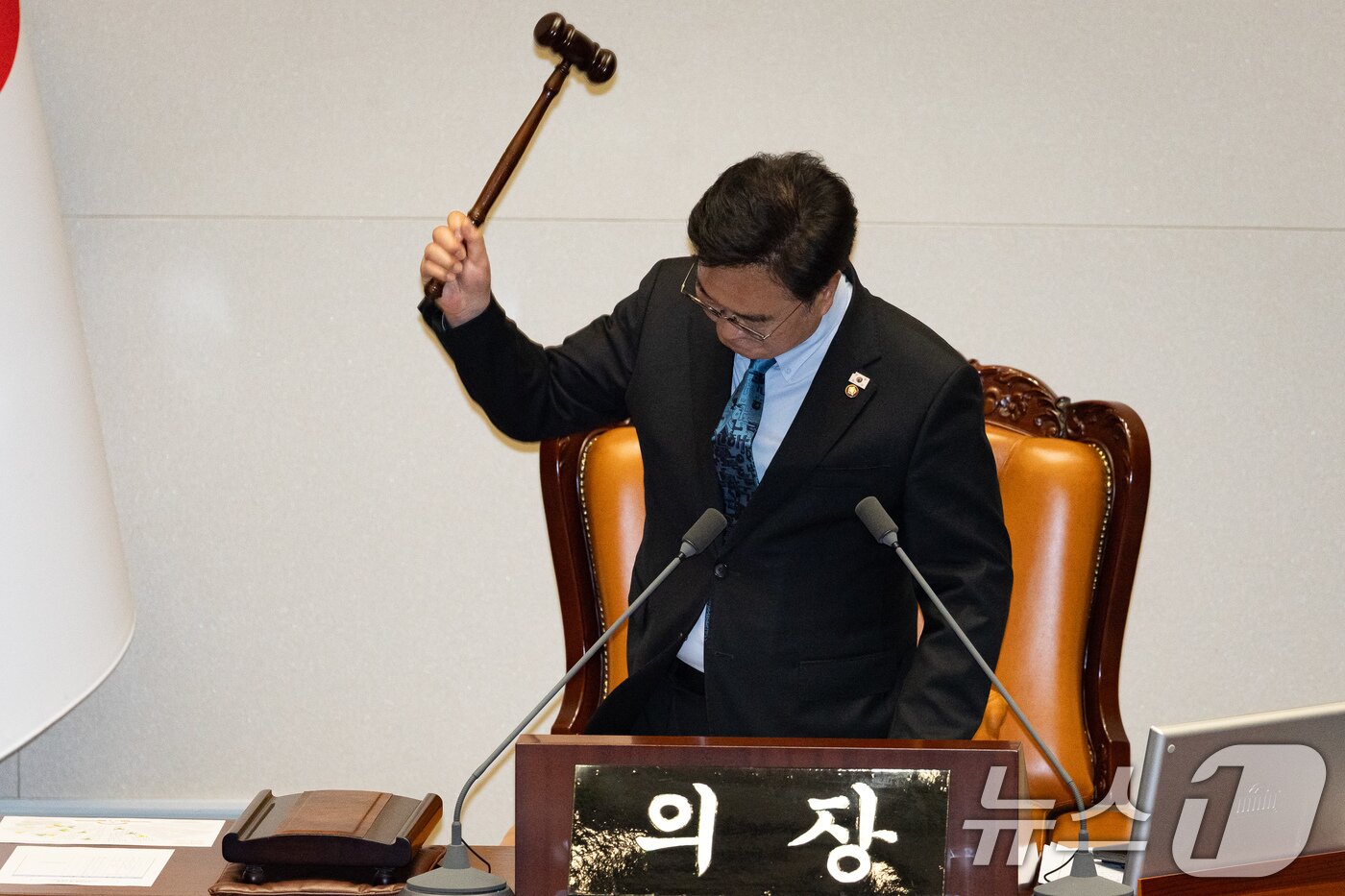 본문 이미지 - 우원식 국회의장이 8일 서울 여의도 국회에서 열린 제435회 국회(임시회) 제2차 본회의에서 의사봉을 두드리고 있다. 2026.5.8 ⓒ 뉴스1 유승관 기자