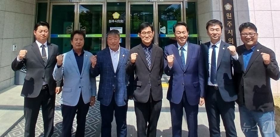 (원주=뉴스1) 신관호 기자 = 우상호 더불어민주당 민선 9기 강원특별자치도지사 후보가 8일 원주시의회에서 국민의힘을 탈당해 무소속인 조용기 원주시의장을 만나 지역 현안에 대해 의 …