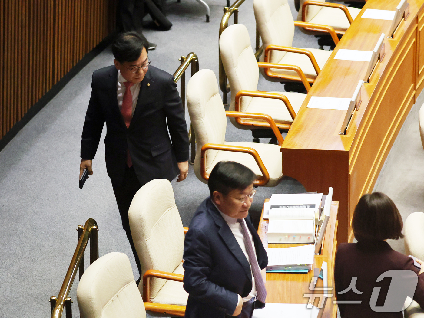 (서울=뉴스1) 황기선 기자 = 국민의힘 송언석 원대대표 등 의원들이 8일 오후 서울 여의도 국회에서 열린 제435회 국회(임시회) 제2차 본회의에서 의사진행에 반발하며 퇴장하고 …