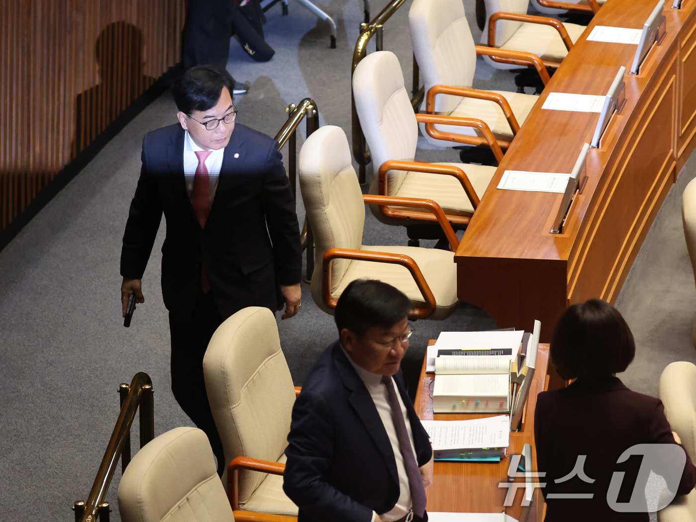 (서울=뉴스1) 황기선 기자 = 국민의힘 송언석 원대대표 등 의원들이 8일 오후 서울 여의도 국회에서 열린 제435회 국회(임시회) 제2차 본회의에서 의사진행에 반발하며 퇴장하고 …