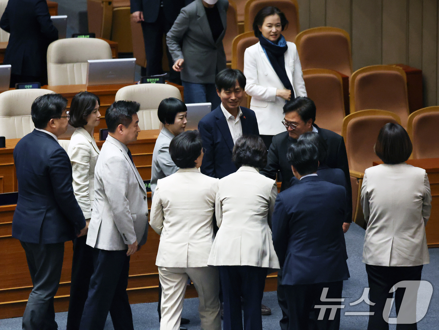 (서울=뉴스1) 황기선 기자 = 우원식 국회의장이 8일 오후 서울 여의도 국회에서 열린 제435회 국회(임시회) 제2차 본회의에서 산회 선포 후 의원들과 인사를 나누고 있다.  2 …