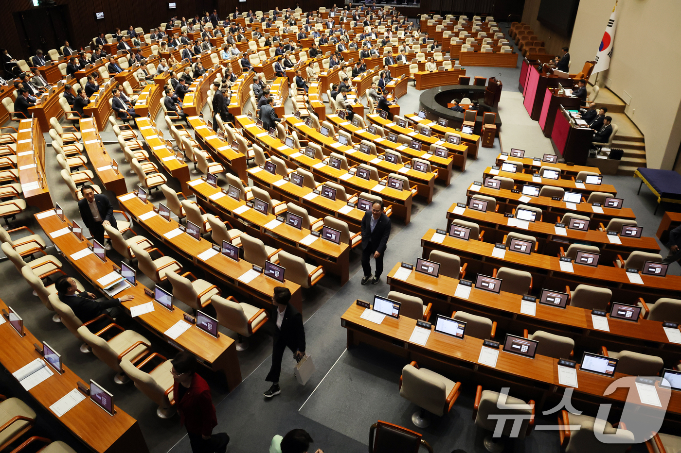 (서울=뉴스1) 황기선 기자 = 국민의힘 의원들이 8일 오후 서울 여의도 국회에서 열린 제435회 국회(임시회) 제2차 본회의에서 의사진행에 반발하며 퇴장하고 있다. 2026.5. …