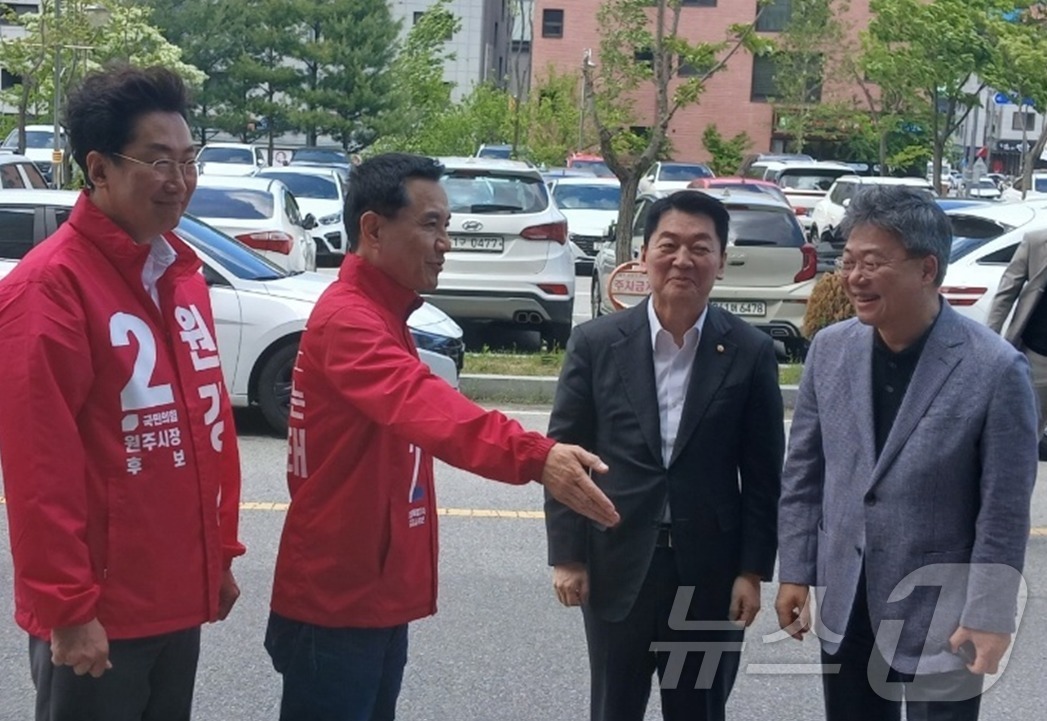 (원주=뉴스1) 신관호 기자 = 안철수 국민의힘 국회의원(경기 성남시 분당구 갑)이 8일 강원 원주의료기기산업진흥원에서 같은 당 민선 9기 김진태 강원특별자치도지사 후보와 원강수 …