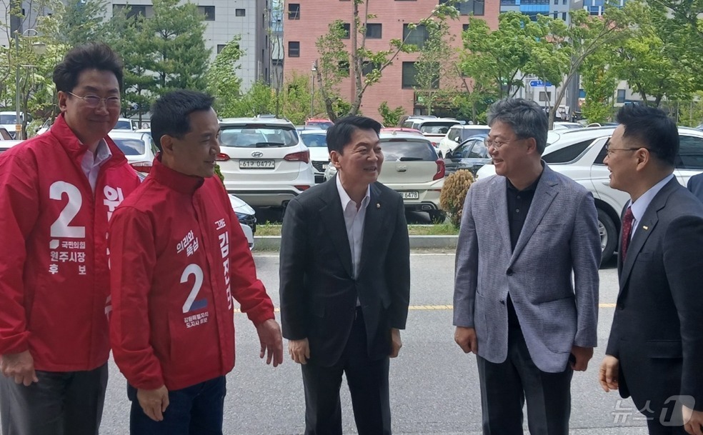 (원주=뉴스1) 신관호 기자 = 안철수 국민의힘 국회의원(경기 성남시 분당구 갑)이 8일 강원 원주의료기기산업진흥원에서 같은 당 민선 9기 김진태 강원특별자치도지사 후보와 원강수 …
