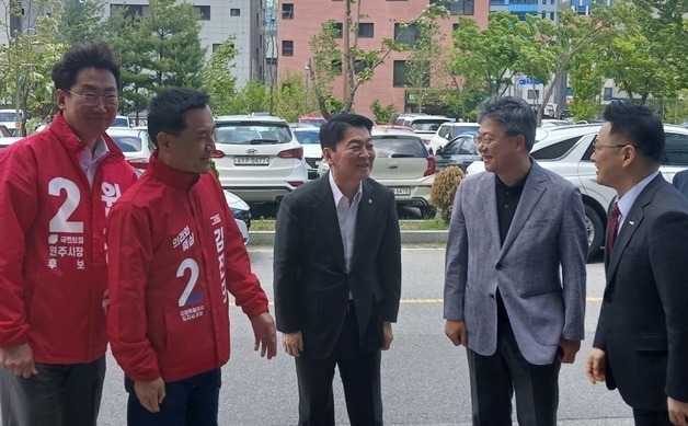 안철수·박정하 "화이팅입니다"… 김진태·원강수 지원사격