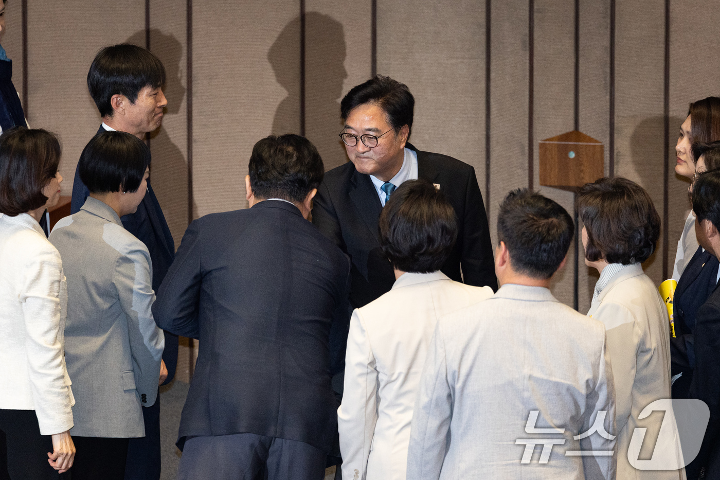 (서울=뉴스1) 유승관 기자 = 우원식 국회의장이 8일 서울 여의도 국회에서 열린 제435회 국회(임시회) 제2차 본회의 산회 후 여야 의원들과 인사를 나누고 있다.우 의장은 이날 …