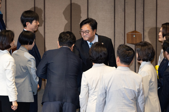 의원들과 인사하는 우원식 의장
