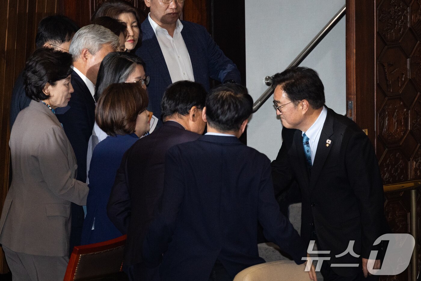 본문 이미지 - 우원식 국회의장이 8일 서울 여의도 국회에서 열린 제435회 국회(임시회) 제2차 본회의 산회 후 여야 의원들과 인사를 나누고 있다.  2026.5.8 ⓒ 뉴스1 유승관 기자