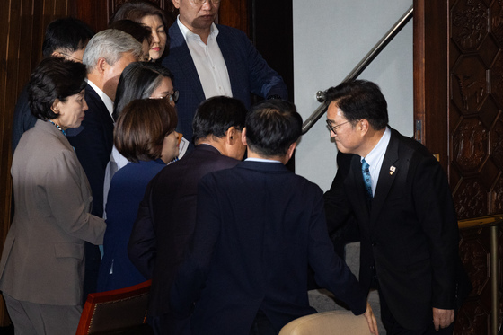 우원식 의장 배웅하는 여야 의원들