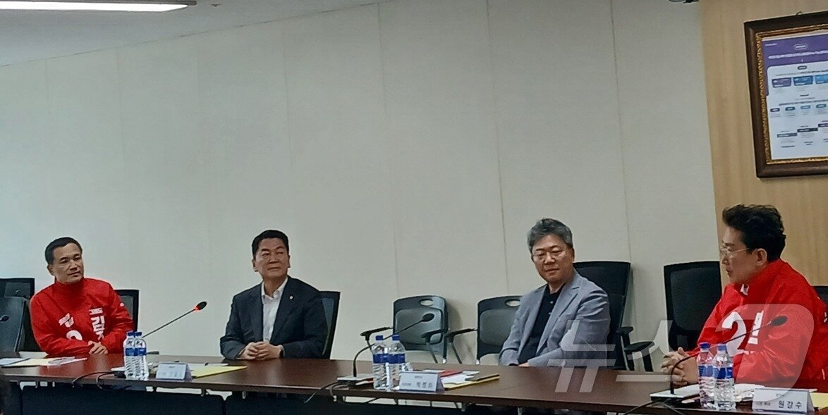 본문 이미지 - 안철수 국민의힘 국회의원(경기 성남시 분당구 갑)이 8일 강원 원주의료기기산업진흥원에서 같은 당 민선 9기 김진태 강원특별자치도지사 후보와 원강수 원주시장 후보, 박정하 국회의원(원주시 갑), 김영성 원주의료기기산업진흥원장을 만나 지역 의료기기 산업을 위한 첨단의료복합단지 지정 비전에 대해 의견을 나누고 있다. 2026.5.8 ⓒ 뉴스1 신관호 기자