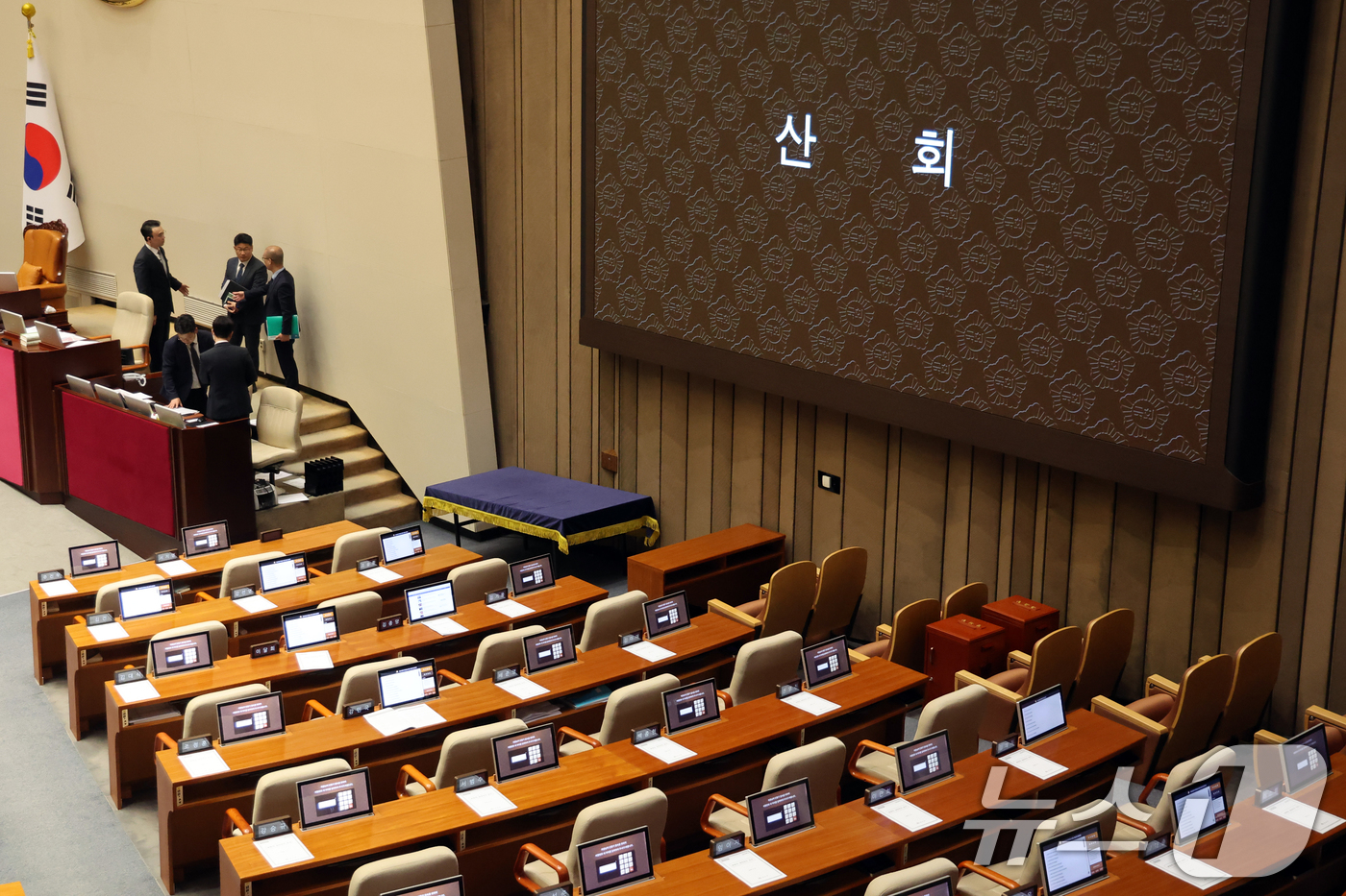 (서울=뉴스1) 황기선 기자 = 8일 오후 서울 여의도 국회에서 열린 제435회 국회(임시회) 제2차 본회의에서 산회가 선포 후 의원들 자리가 비어 있다.우원식 국회의장은 이날 국 …