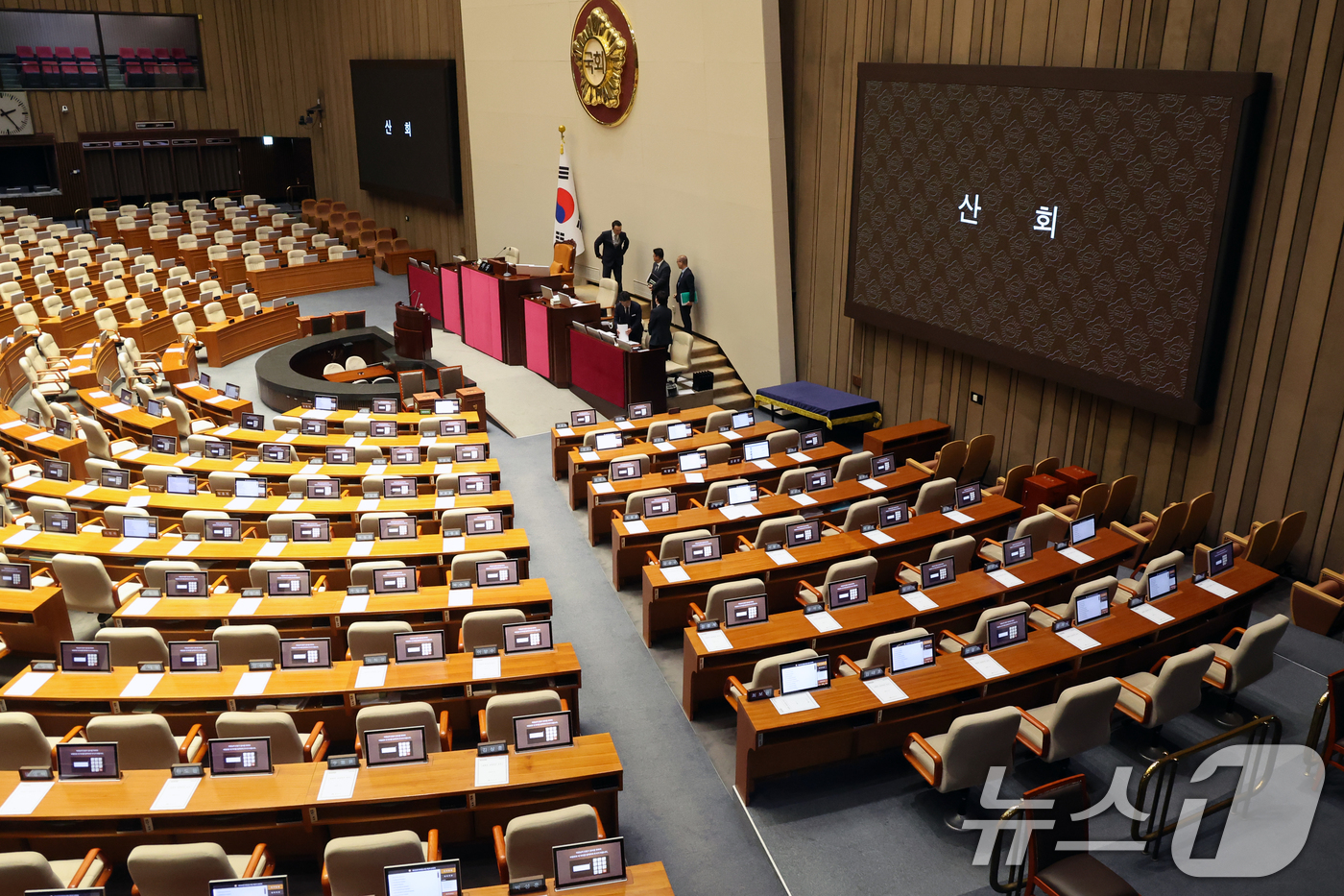 (서울=뉴스1) 황기선 기자 = 8일 오후 서울 여의도 국회에서 열린 제435회 국회(임시회) 제2차 본회의에서 산회가 선포 후 의원들 자리가 비어 있다.우원식 국회의장은 이날 국 …