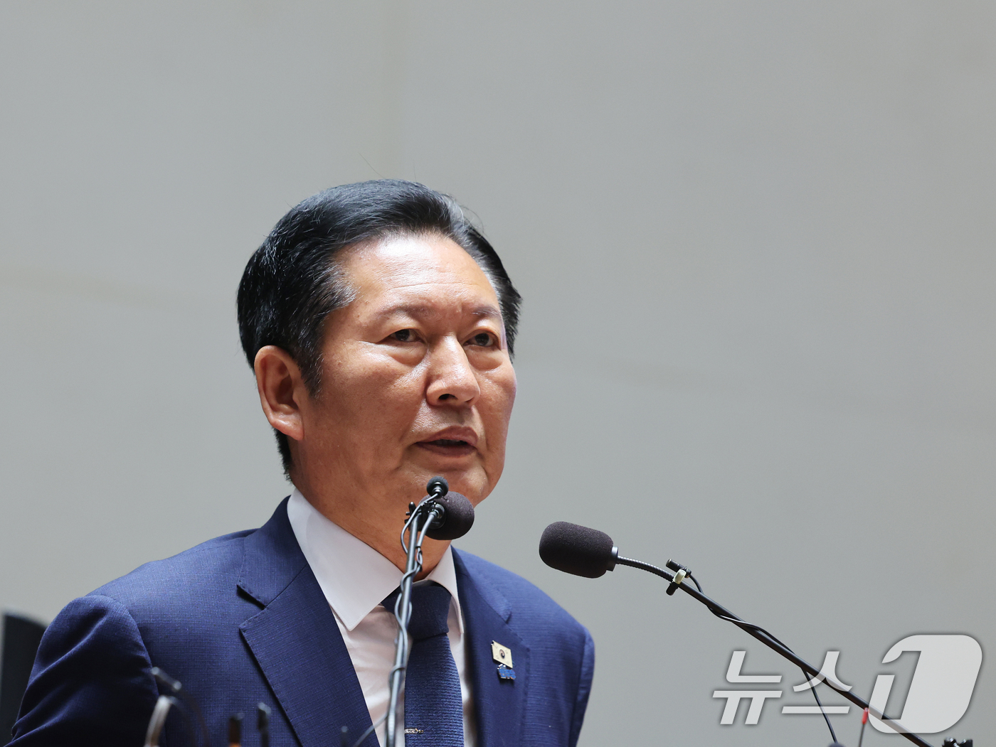 (서울=뉴스1) 황기선 기자 = 정청래 더불어민주당 대표가 8일 오후 서울 여의도 국회에서 열린 의원총회에서 모두발언을 하고 있다.  2026.5.8/뉴스1