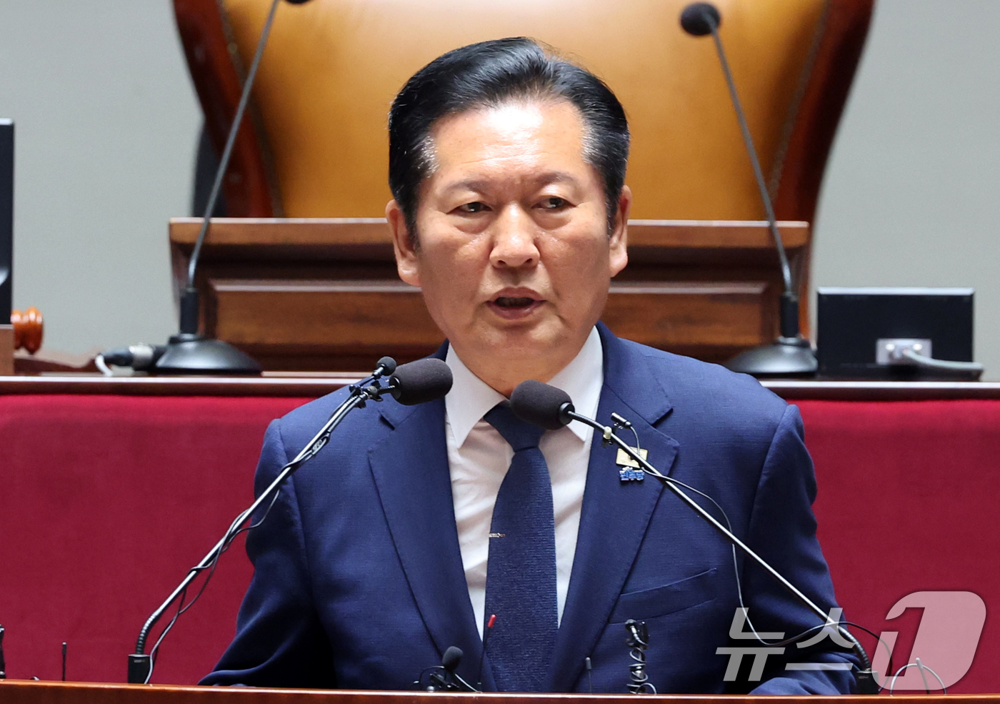 (서울=뉴스1) 황기선 기자 = 정청래 더불어민주당 대표가 8일 오후 서울 여의도 국회에서 열린 의원총회에서 모두발언을 하고 있다.  2026.5.8/뉴스1
