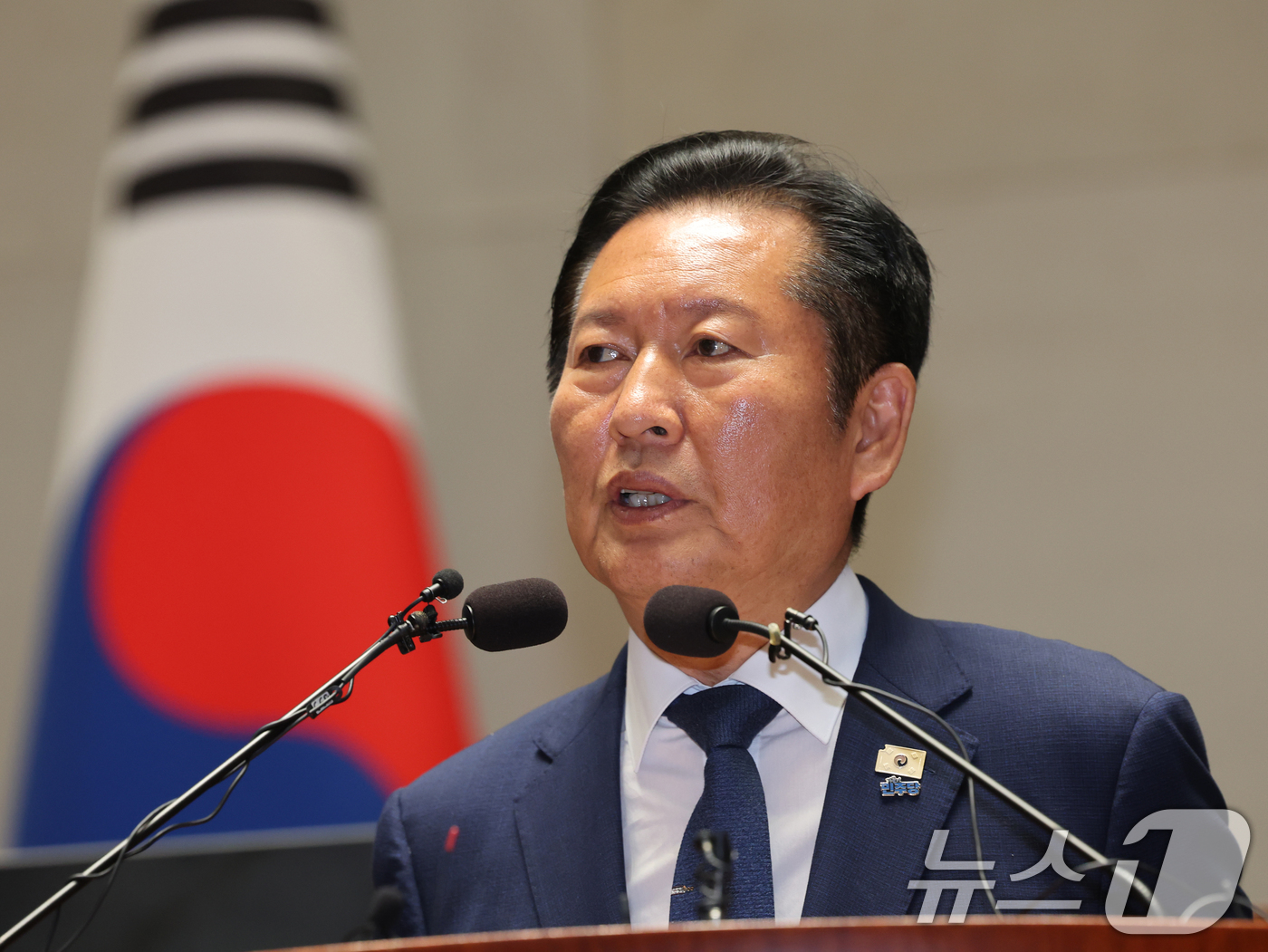 (서울=뉴스1) 황기선 기자 = 정청래 더불어민주당 대표가 8일 오후 서울 여의도 국회에서 열린 의원총회에서 모두발언을 하고 있다.  2026.5.8/뉴스1