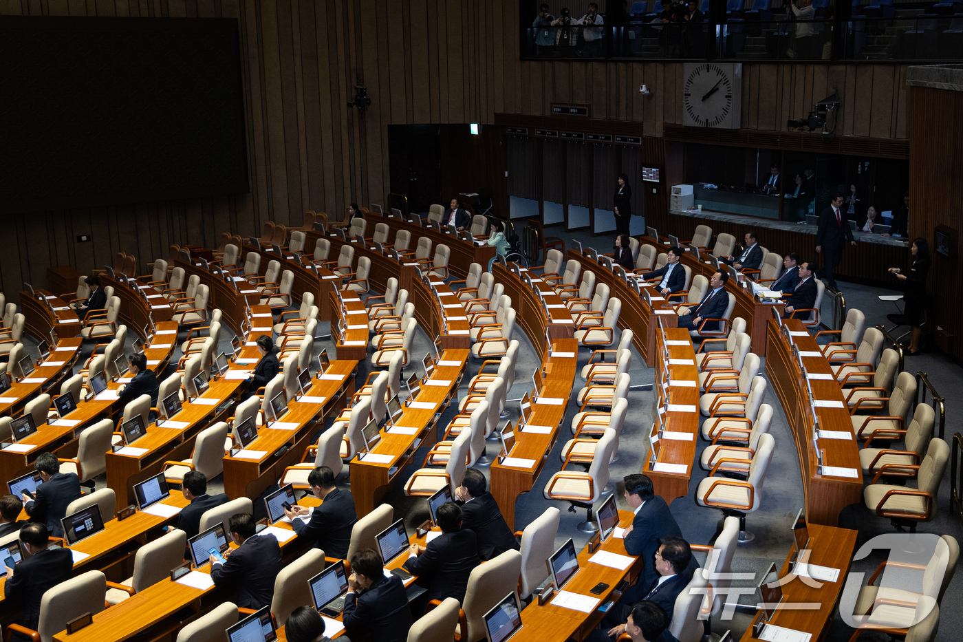 (서울=뉴스1) 유승관 기자 = 8일 서울 여의도 국회에서 열린 제435회 국회(임시회) 제2차 본회의에 송언석 국민의힘 원내대표를 비롯한 일부 의원만 참석해 야당 의원석이 비어 …