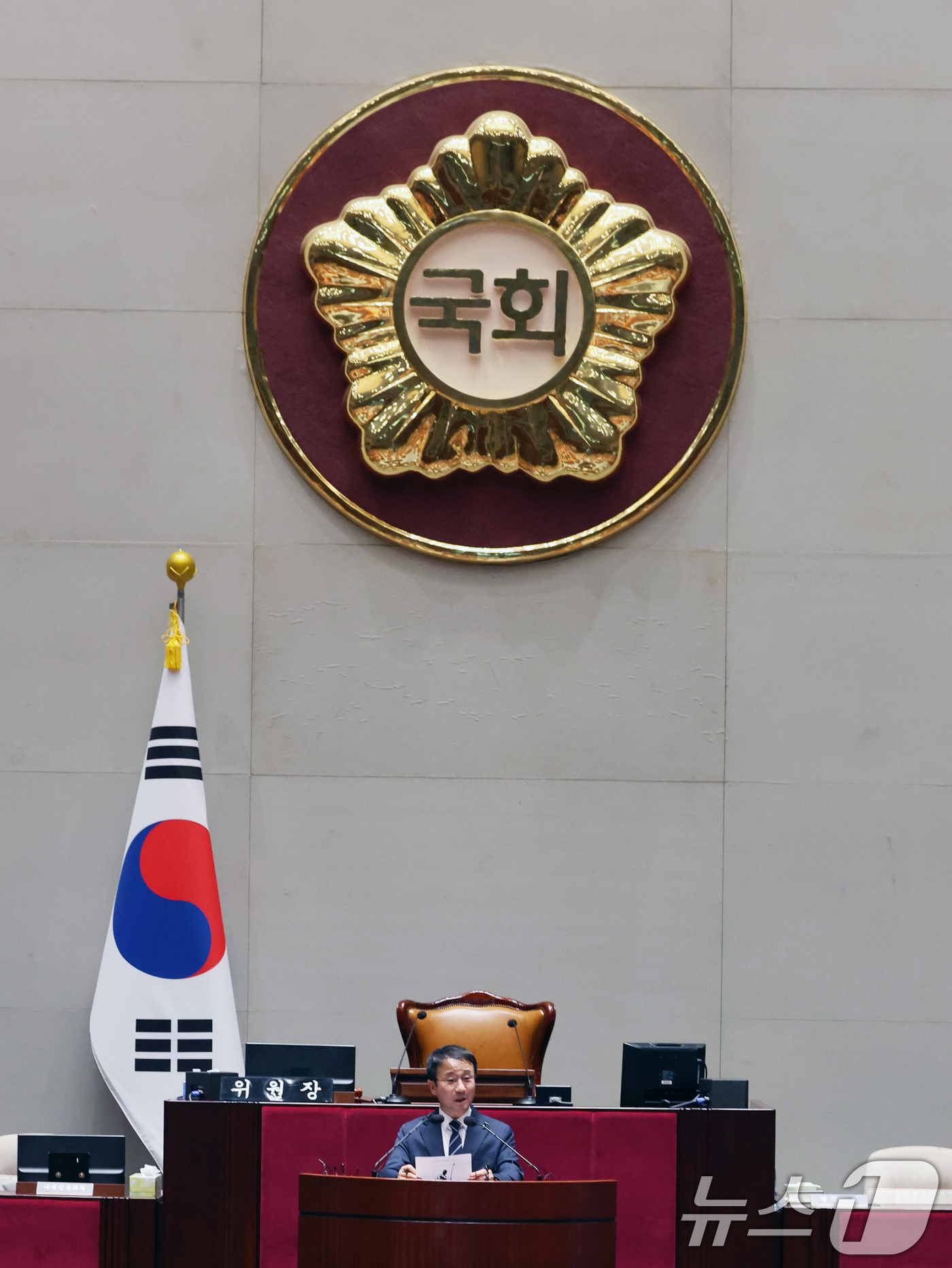 (서울=뉴스1) 황기선 기자 = 한병도 더불어민주당 원내대표가 8일 오후 서울 여의도 국회에서 열린 의원총회에서 모두발언을 하고 있다.  2026.5.8/뉴스1