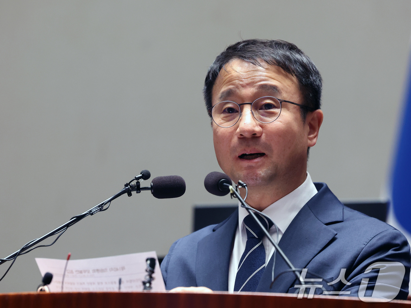 (서울=뉴스1) 황기선 기자 = 한병도 더불어민주당 원내대표가 8일 오후 서울 여의도 국회에서 열린 의원총회에서 모두발언을 하고 있다.  2026.5.8/뉴스1